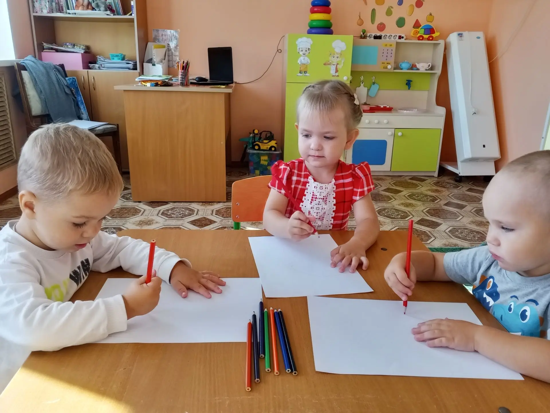 ✨Сегодня на занятии по рисованию наши малыши знакомились с карандашом и бумагой! 🖍️📄