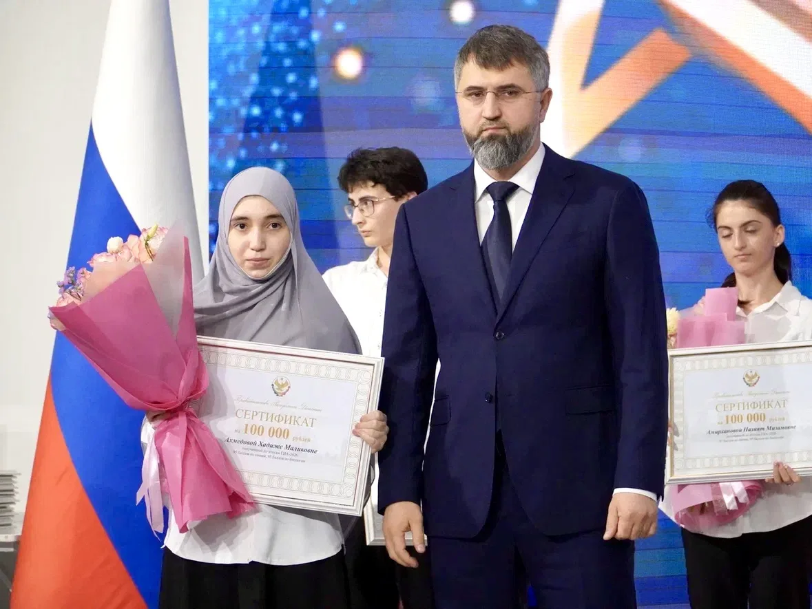Ахмедова Хадижа Маликовна, выпускница МКОУ «Новокулинская СОШ 2», обладательница сертификата на 100 