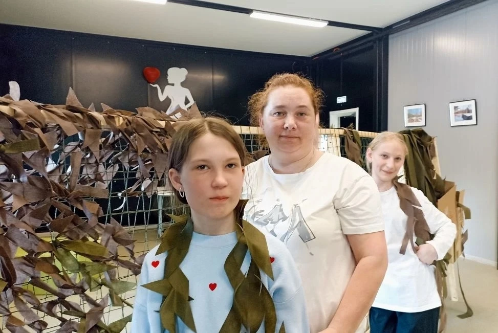 📷 Юные плавчане плели маскировочные сети