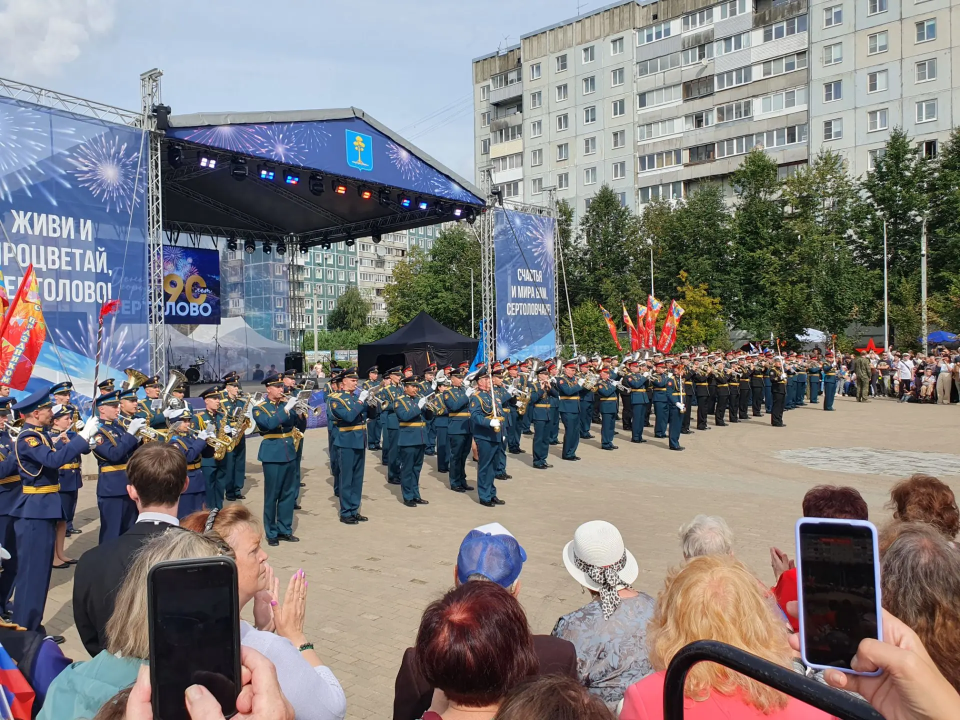 Прямо сейчас в Сертолово выступления военного оркестра. Все очень красиво и торжественно!
