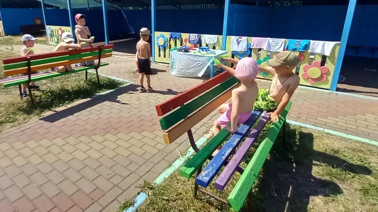 Воспитанники группы «Колокольчик» 🔔🔔🔔с удовольствием принимают воздушные ванны, ходят босиком по 