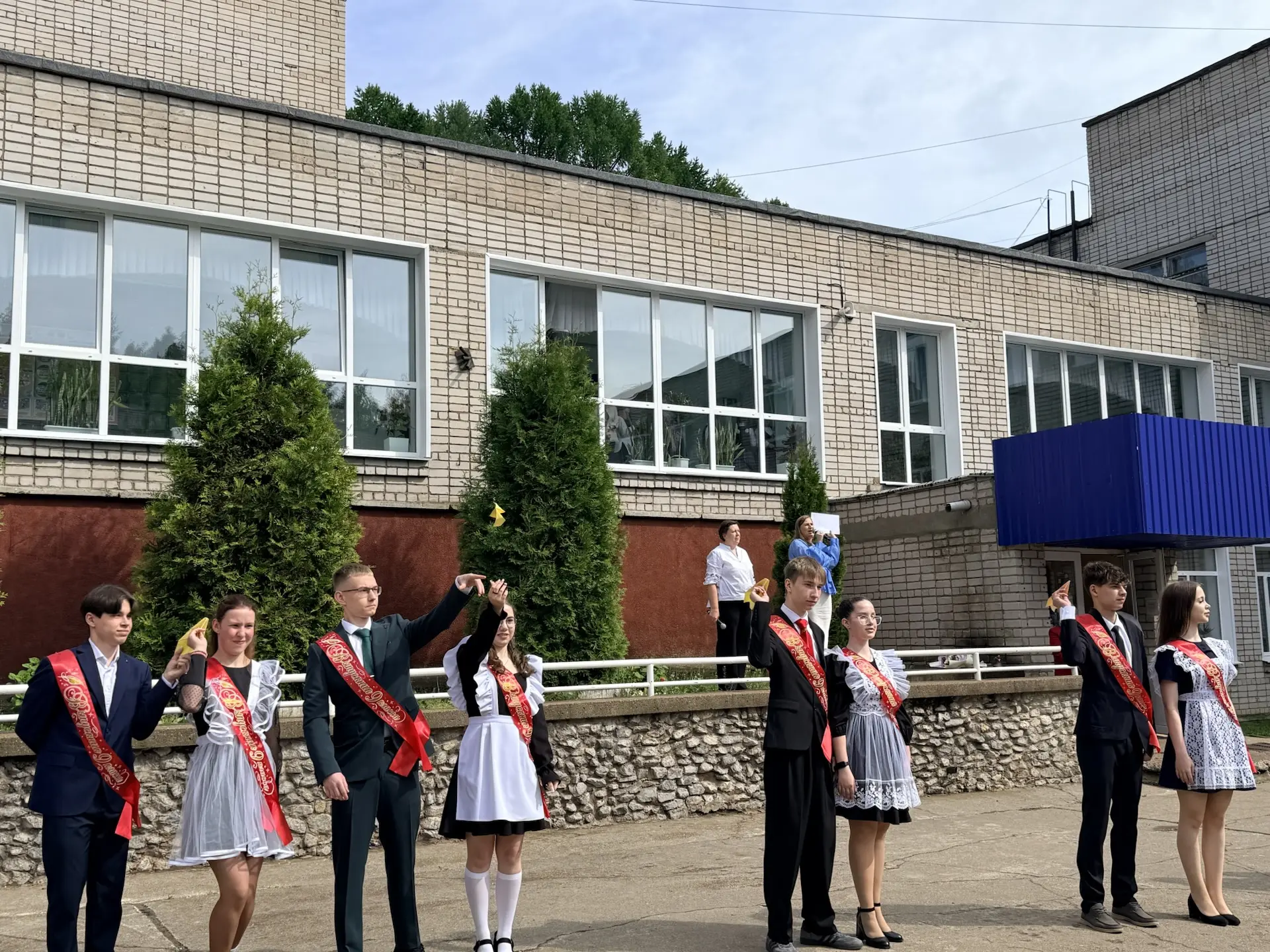 Сегодня для девятиклассников торжественно прозвенел 🎈 последний звонок — момент, наполненный и радос