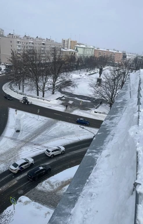 Наши промышленные альпинисты продолжают ежедневно очищать кровли от снега и наледи, работая даже в с