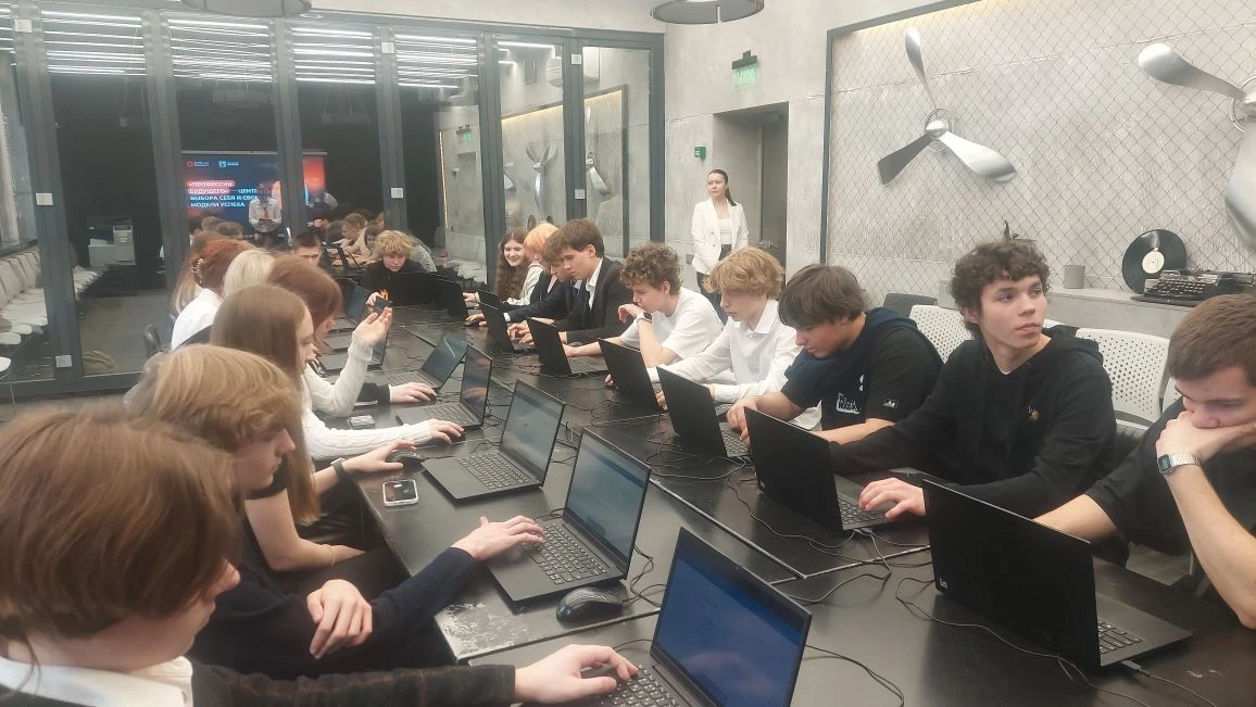 📌 Городской проект  🧑‍🍳 Наши девятиклассники посетили флагманский центр "Профессии будущего", где не