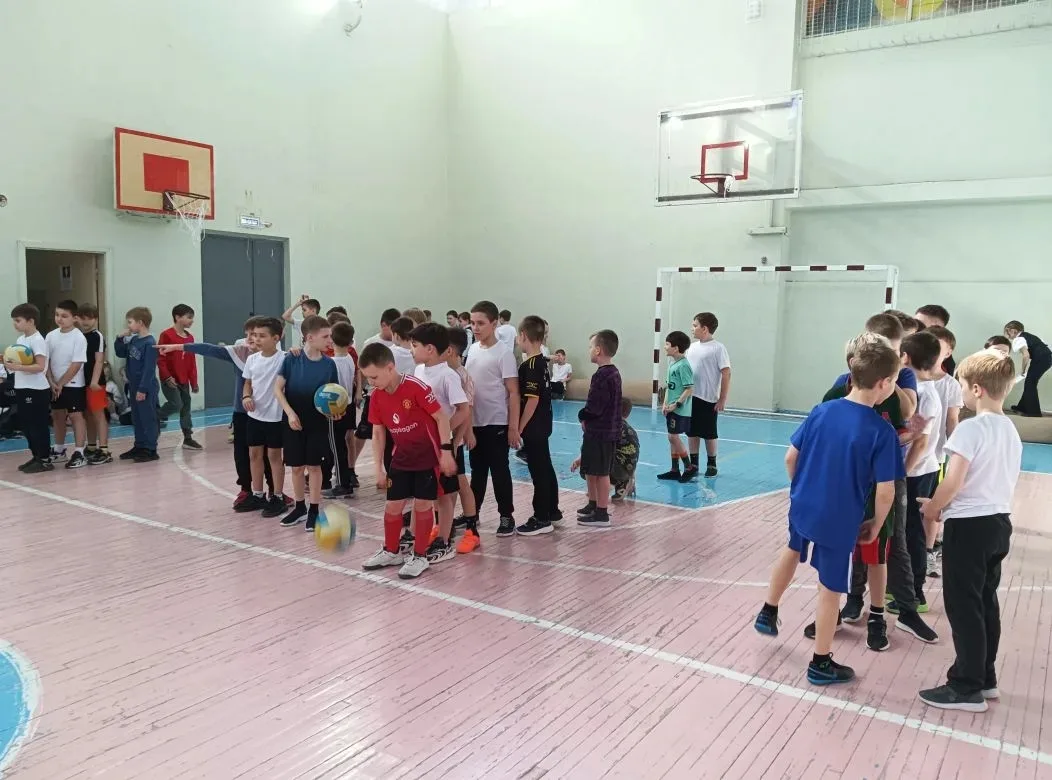 🏃‍♂️ «А ну-ка, мальчики!»: весёлые старты во 2-х классах  Сегодня в нашем лицее было шумно, весело и