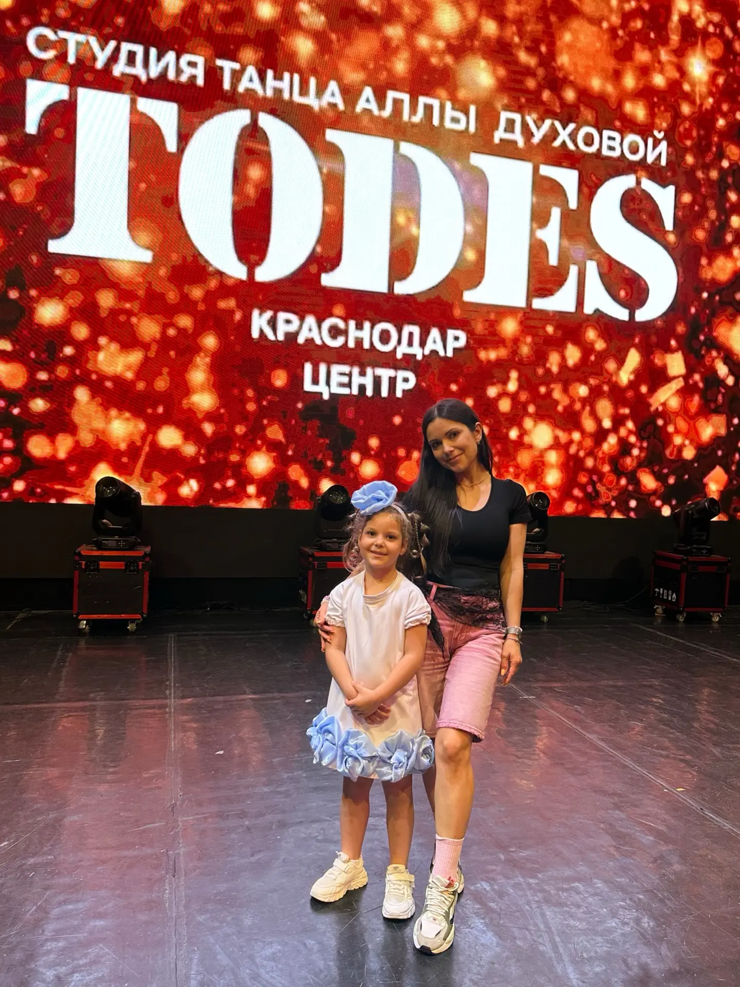 🎬Закулисье отчётного концерта Todes

Слезы наворачиваются от этой атмосферы, с каждым годом любовь 
