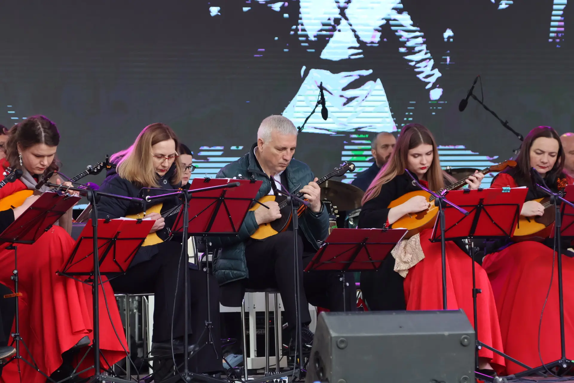 🎶 В Ступино на сцене перед Дворцом культуры прошел праздничный концерт в честь 81-й годовщины Победы