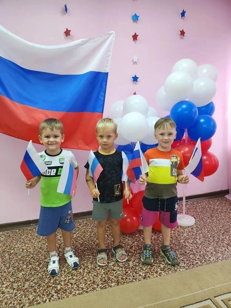 ⚪️🔵🔴 Праздничный парад группы «Солнышко»!