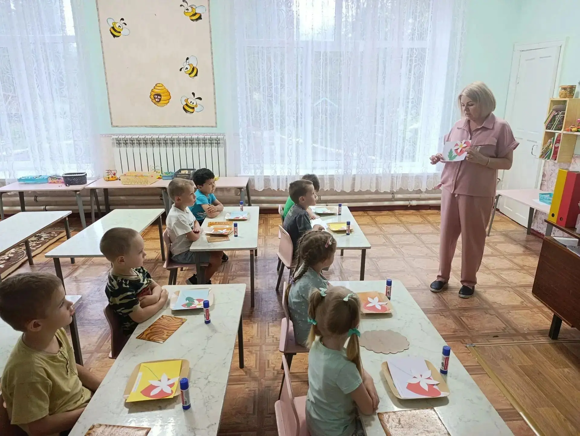 В средней группе прошло занятие, посвящённое Дню семьи, любви и верности. Ребята своими руками изгот