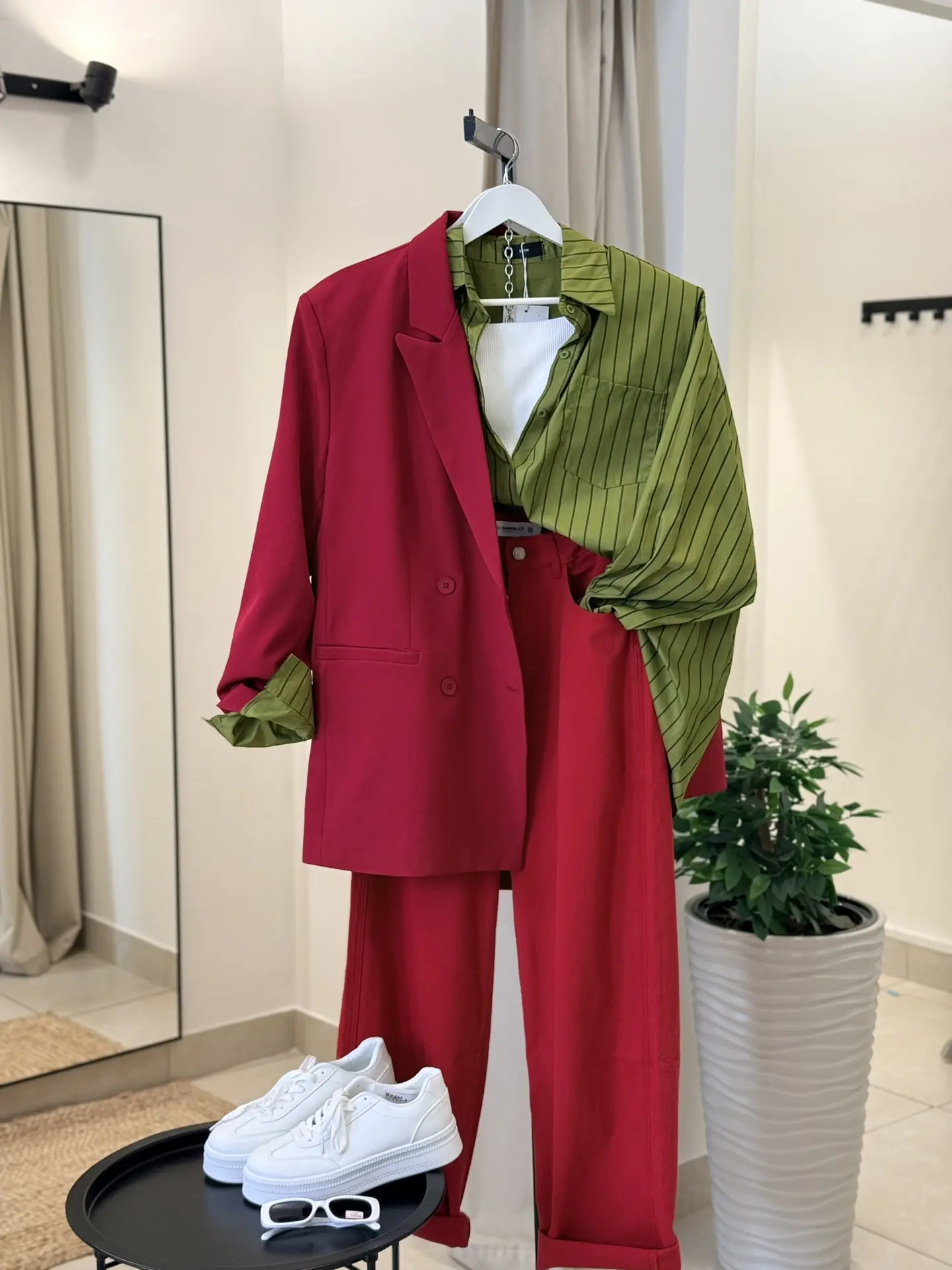 Лето - время ярких красок 🔥 

- жакеты 3800₽
- джинсы 3800₽
- рубашка 3100₽
- кеды 2500₽
- очки 890