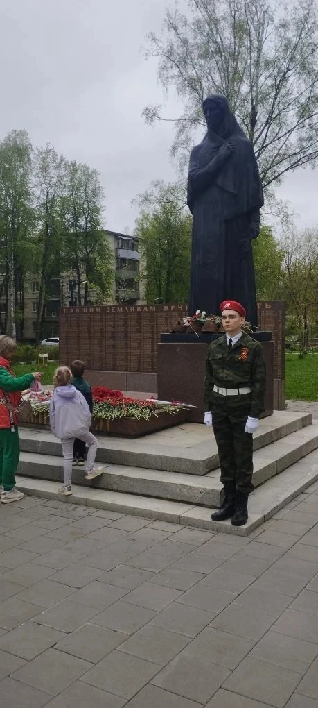 🇷🇺 Честь, память, гордость! Сегодня юнармейцы МАОУ СОШ № 10 с достоинством несли Почетный караул в с