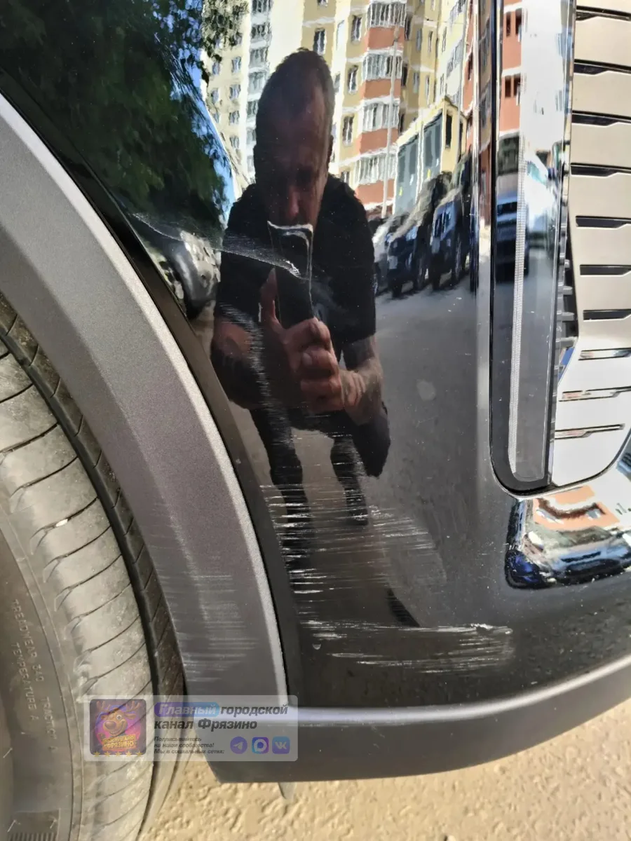 📍 Во дворе поцарапали машину