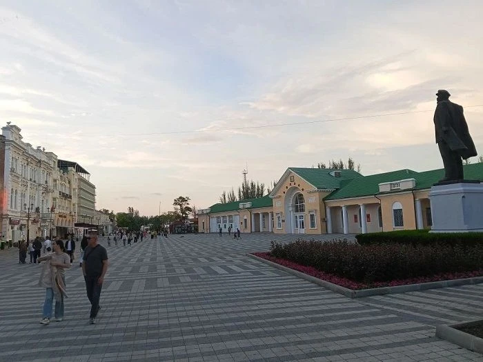С Феодосией подосвиданькался. Можно уезжать.

Назавтра я сел в поезд — вот здесь — и уехал в Москву.