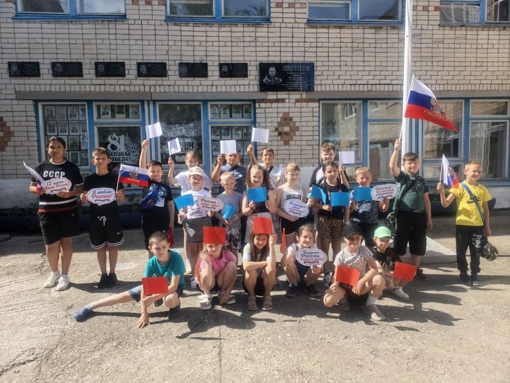 Девятый день в лагере оказался невероятно значимым: мы отметили День России с размахом и душой! 😍


