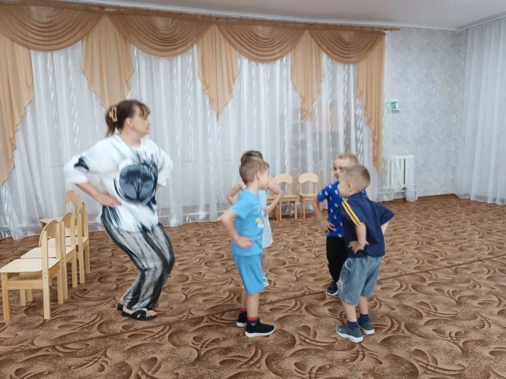 Музыкальное занятие в средней группе 
Цель: закреплять умение двигаться, учить ориентироваться в про