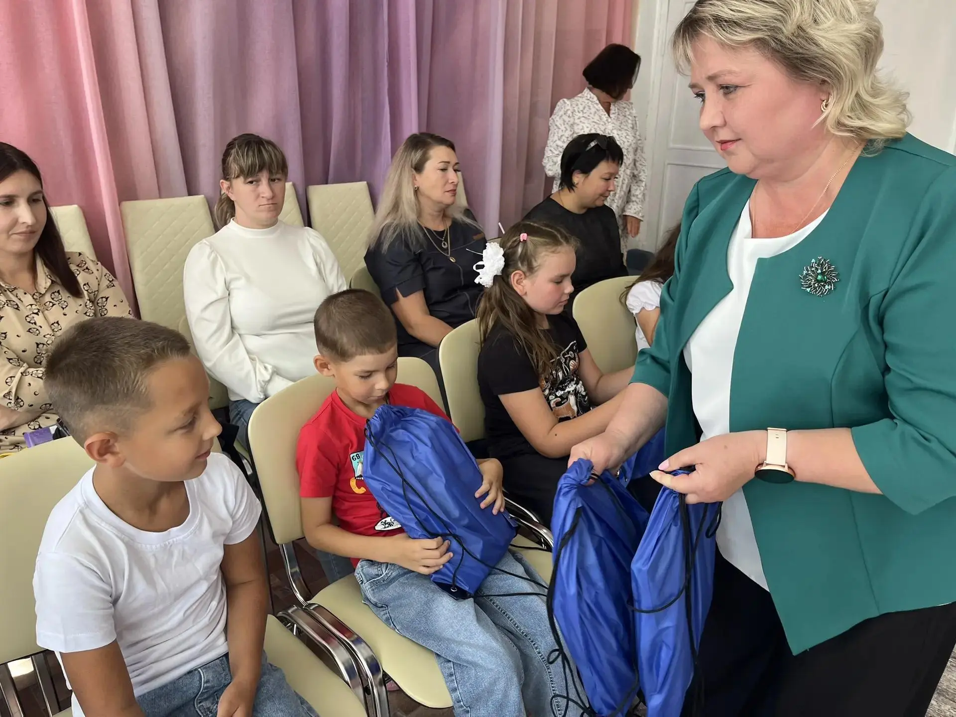 Акция «Скоро в школу»: первоклассникам Тонкинского округа вручили подарки к новому учеб...