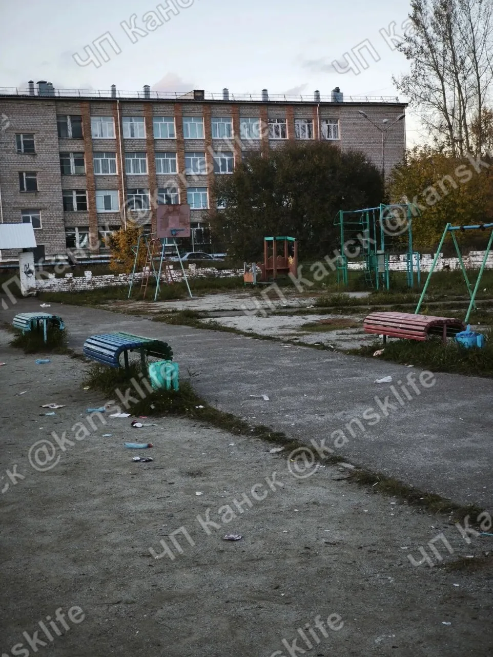 Детская площадка в микрорайоне Солнечном — это что за свалка?
