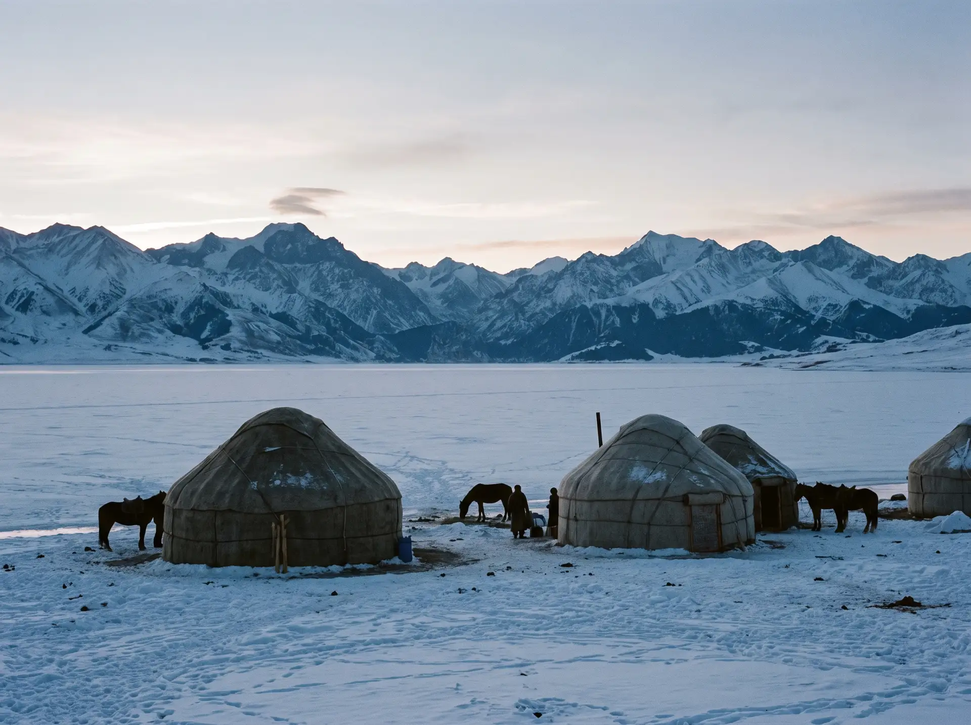 🏔️❄️ Озеро Иссык-Куль зимой: холодная красота и уют юрточного лагеря

Хотите увидеть Иссык‑Куль так