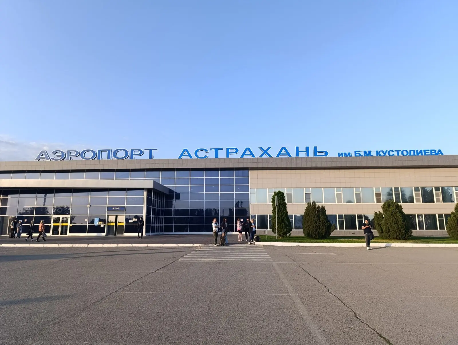 В аэропорту Астрахани произошел массовый сбой в расписании из-за атак БПЛА на Москву и ...
