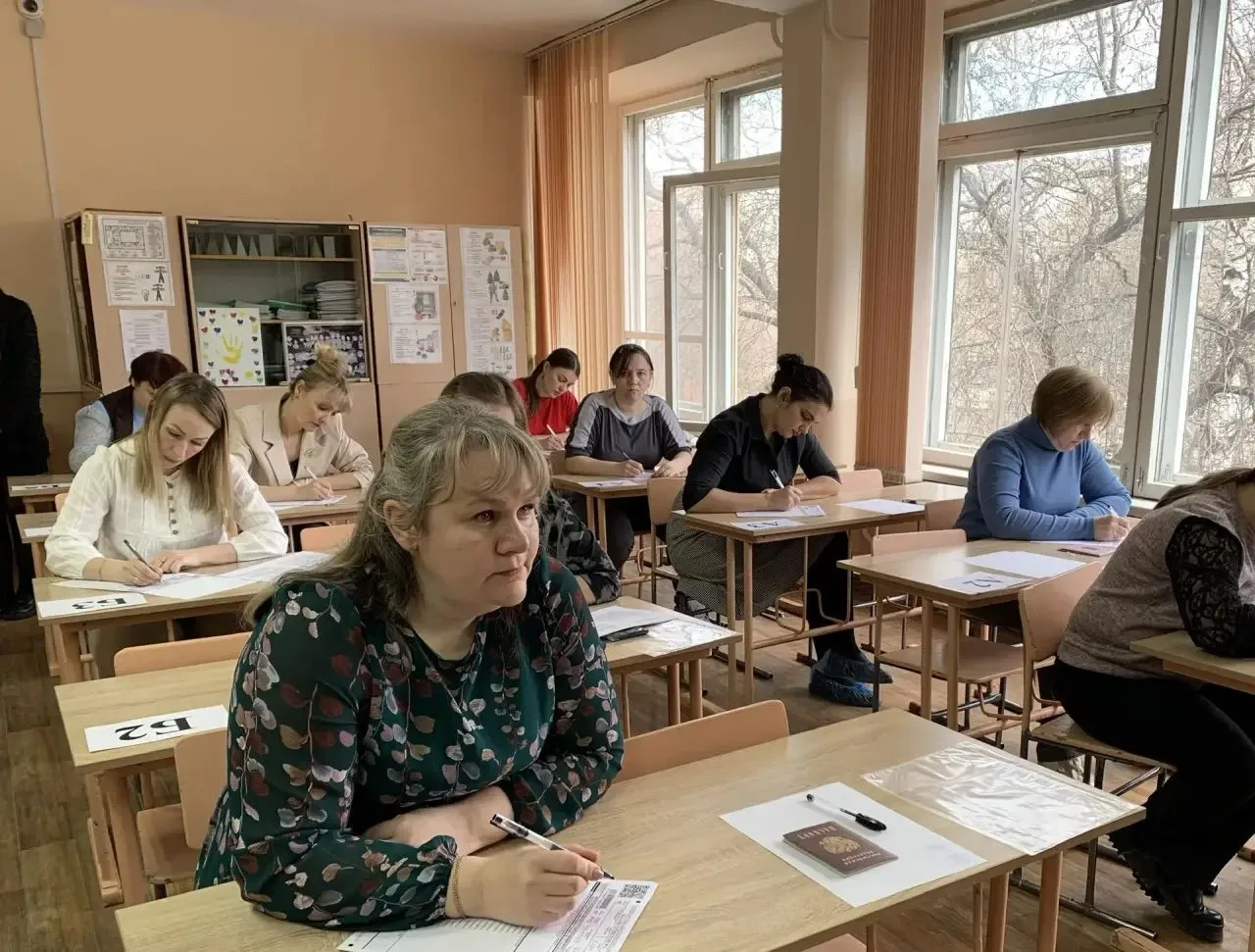 ⁉️Каково это — сидеть за партой, когда за окном кипит жизнь, а в голове — десятки правил и страх чис