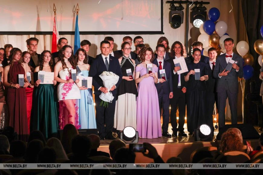 🇧🇾 В Беларуси прошли выпускные вечера для учащихся 11-х классов. В этом году путевку во взрослую ж