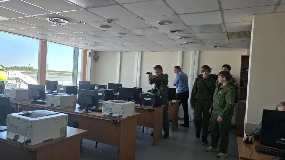 Сегодня ученики 6 "К" класса посетили Международный аэропорт Новосибирска «Толмачёво».   Ребята смог