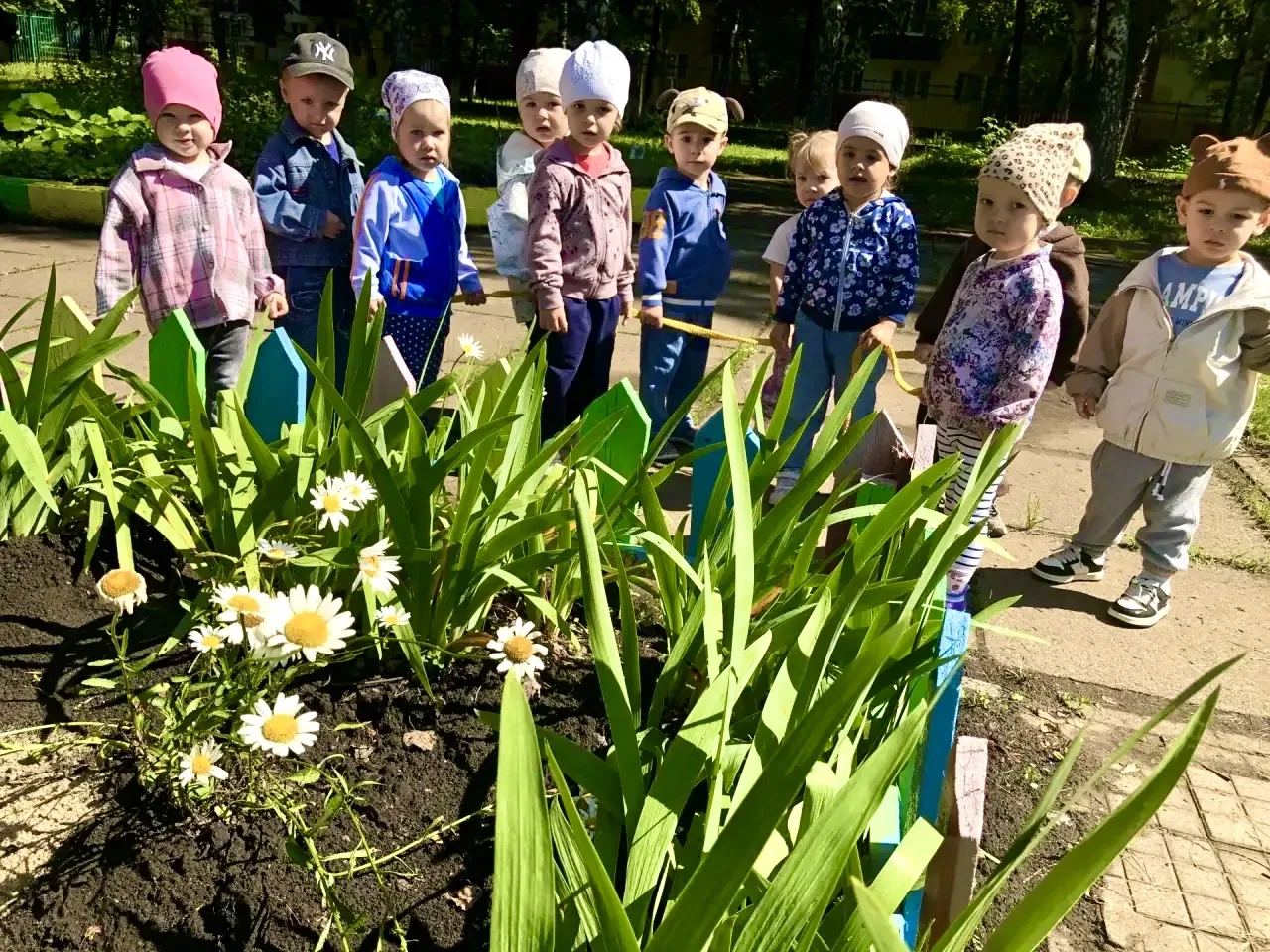 🌼 Ко Дню семьи, любви и верности 🌼

«Маме, папе помогаем,
Маму, папу обнимаем.
Мы помощники у вас,