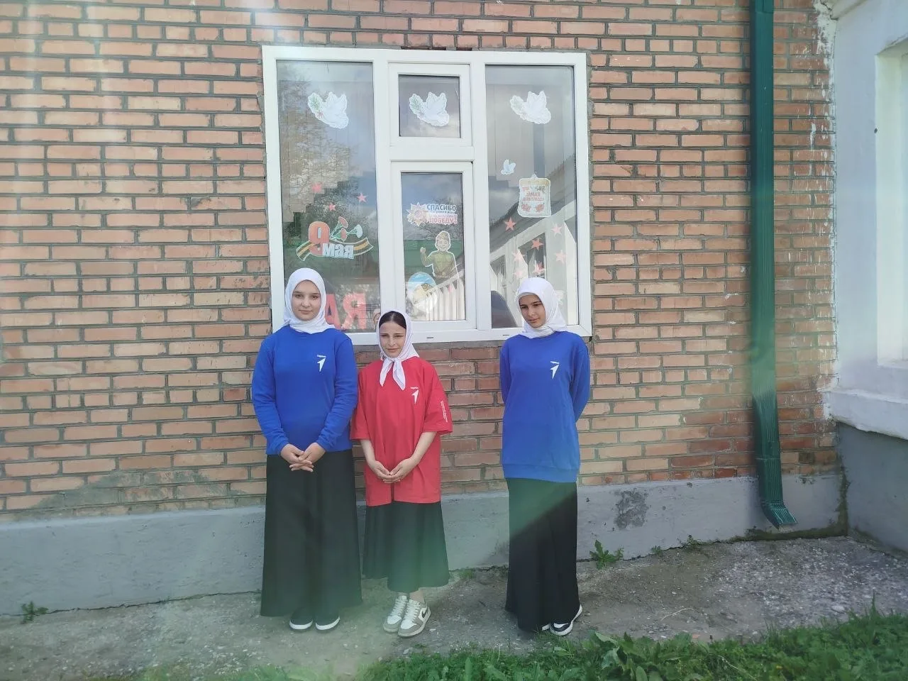 Наши ученики и педагоги приняли участие в акции «Окна Победы»! 🪖