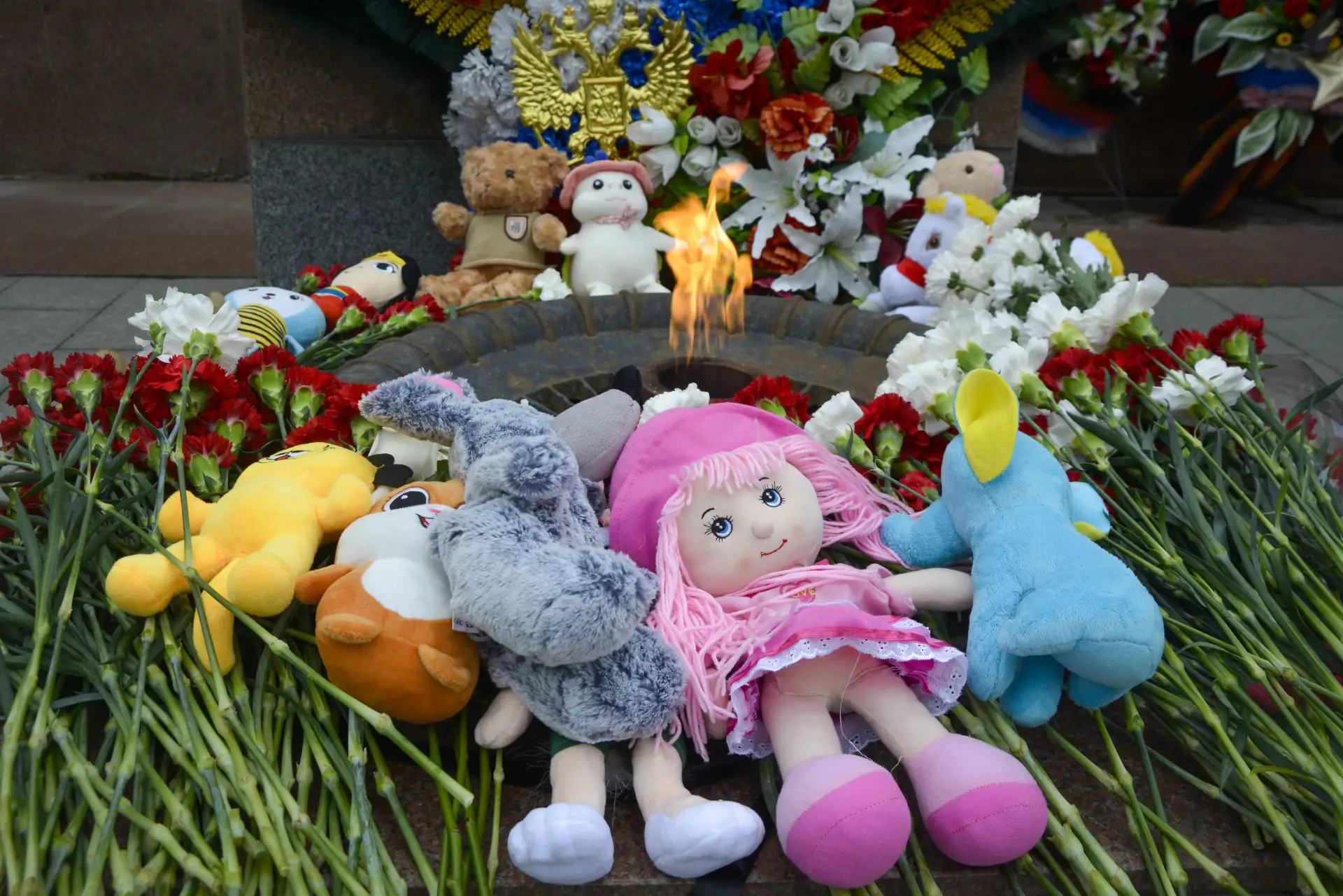 Сегодня жители Ачинского муниципального округа почтили память детей — невинных жертв вооруженного ко