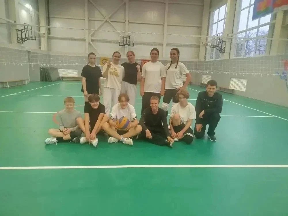 ⚡️ Спортивный азарт и командный дух: в школе прошли соревнования между мальчиками и дев...