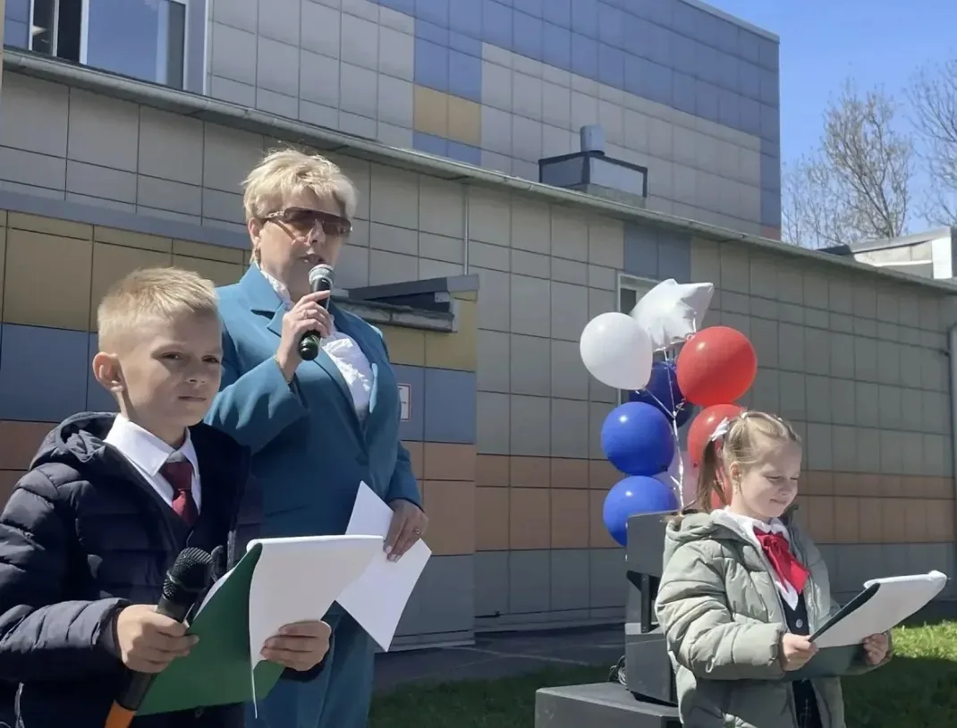 Первый класс окончен вами, Юными учениками, Поздравляем! Вы старались, Знаний новых набирались.  Мы 
