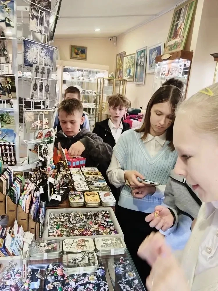 👫13 марта 6В класс (Классный руководитель Гусарова Л.М.) посетил музей непридуманных историй. Ребята