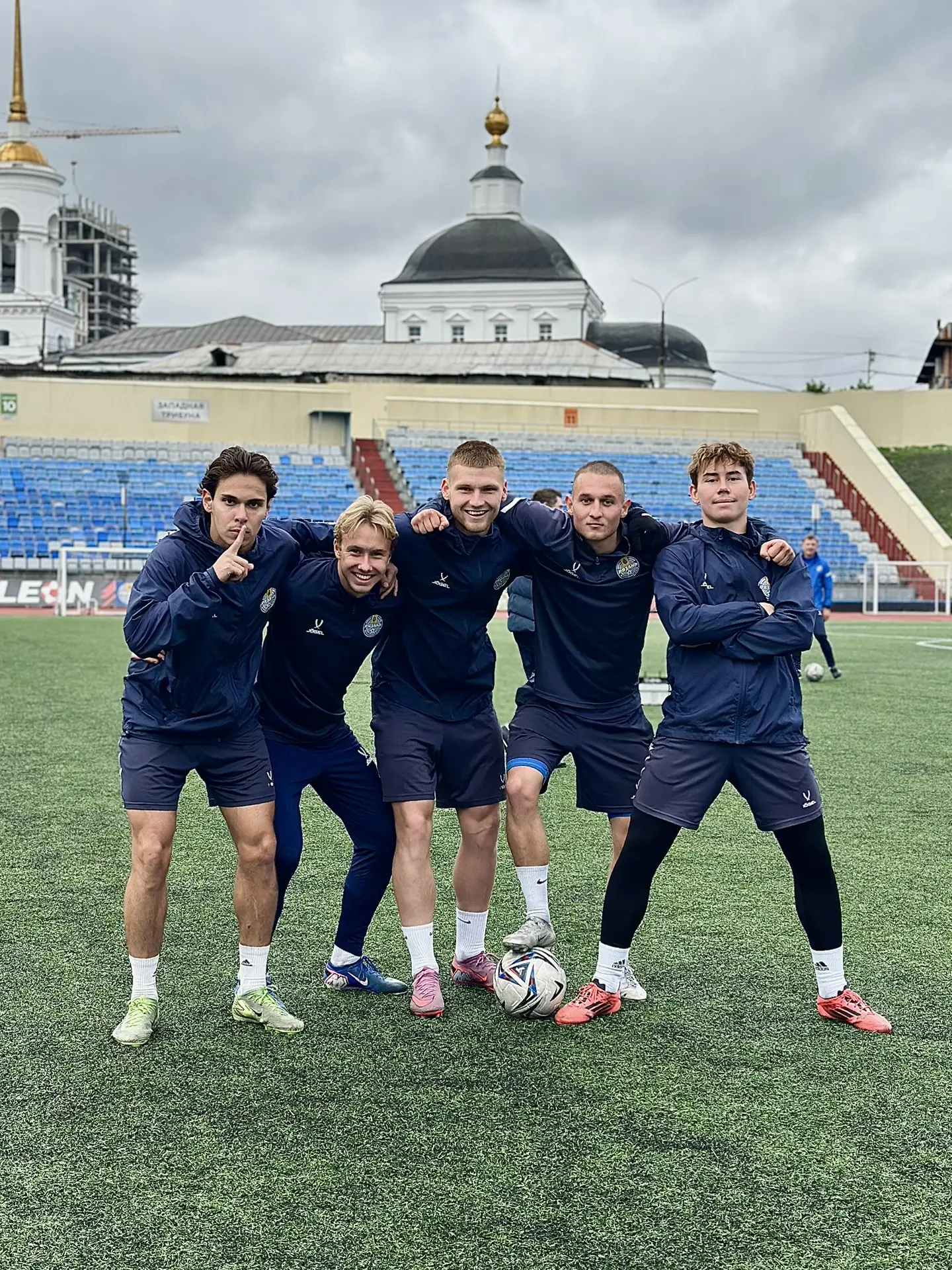 Вот они — победители турнира по теннисболу на сегодняшней тренировке! 🏆⚽️