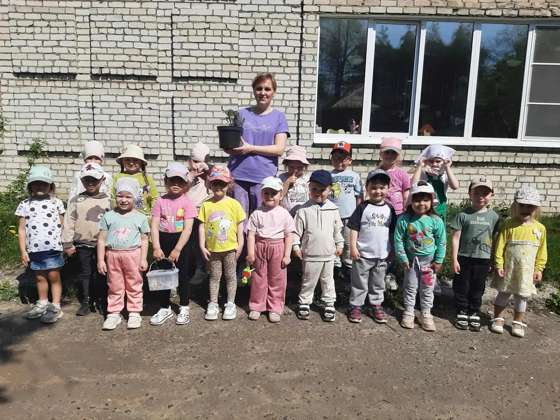 "Давайте, друзья, в любую погоду
Будем беречь родную природу!"
Под таким девизом ребята из группы №1