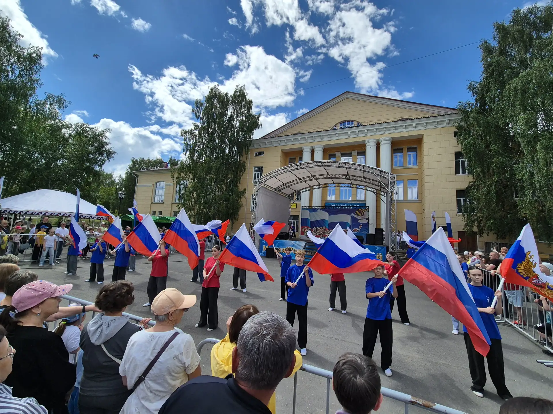 В День России на площади перед Дворцом культуры в Верхнем Уфалее прошёл по-настоящему душевный празд