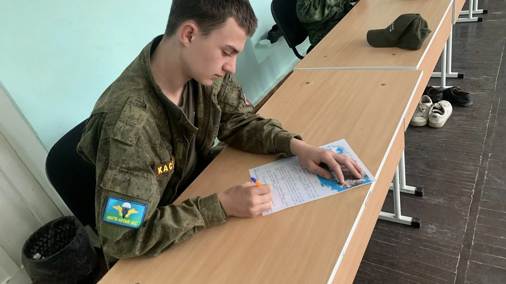 Воспитанники центра юных десантников «Русич» к дню Победы написали письма участникам СВО