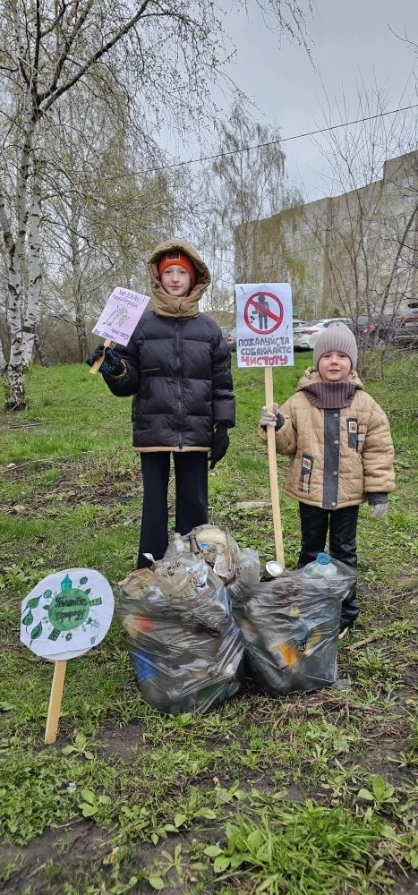 Семья Мурзиных (5В класс) — активные участники городской акции «Субботник во дворе дома, где живёт м
