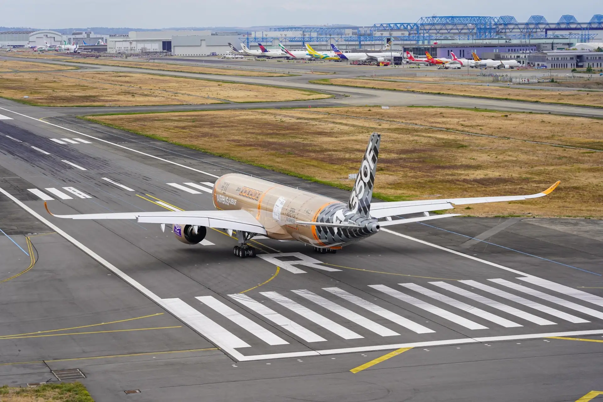 📸 Концерн Airbus публикует кадры первого полета Airbus A350F, состоявшегося 29 сентябр...