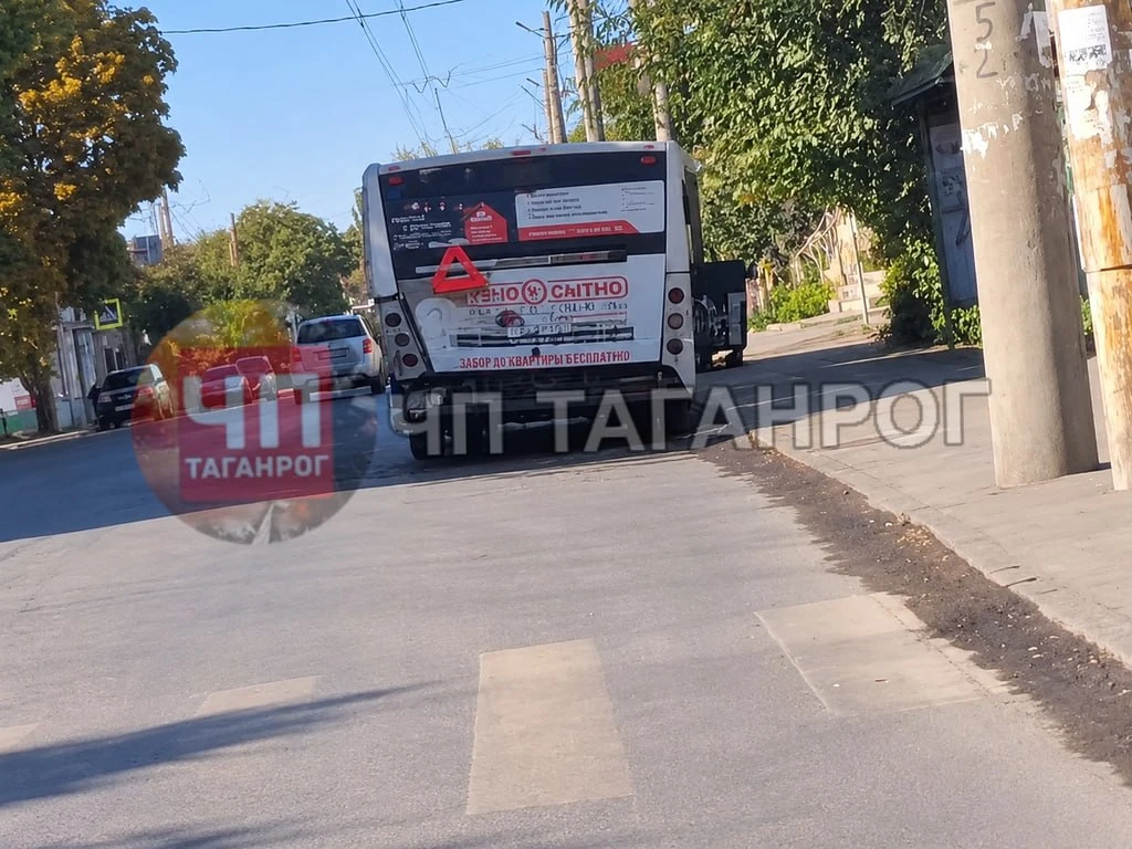На 26-м переулке в Таганроге произошло ДТП с автобусом