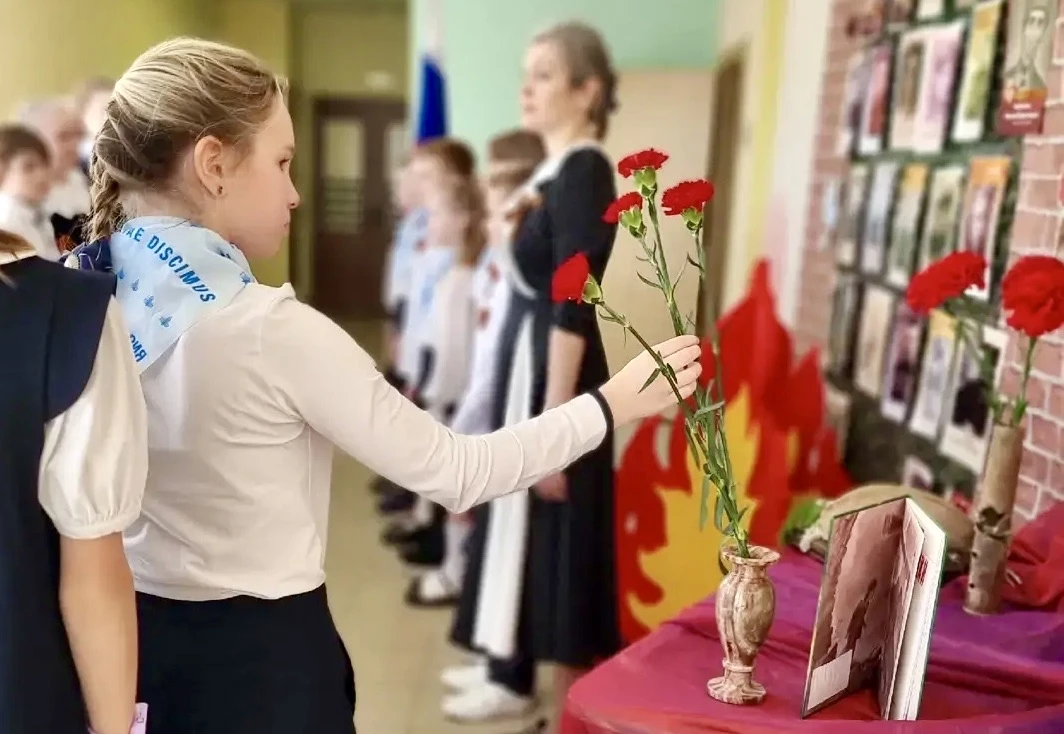 КРАСНЫЕ ГВОЗДИКИ (Часть 1) 💫Сегодня, 6 мая, в день памяти святого Георгия Победоносца, ученики «Школ