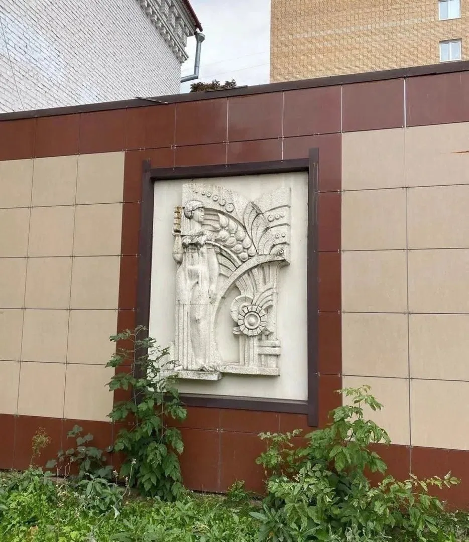 🏛 Советский горельеф на Булочной чудом дожил до наших дней