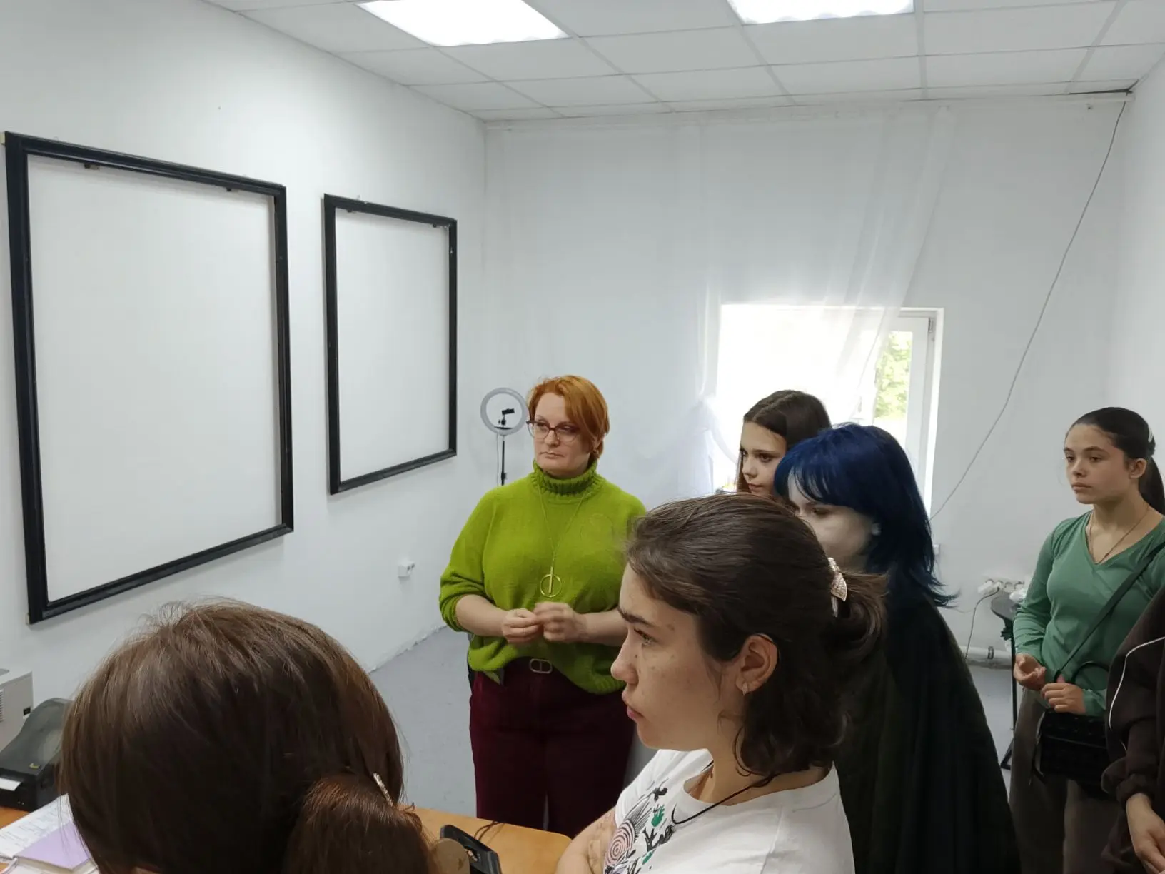 В 2025-2026 учебном году в нашем лицее работал кружок кройки и шитья. Его посещали даже мальчики. 
О