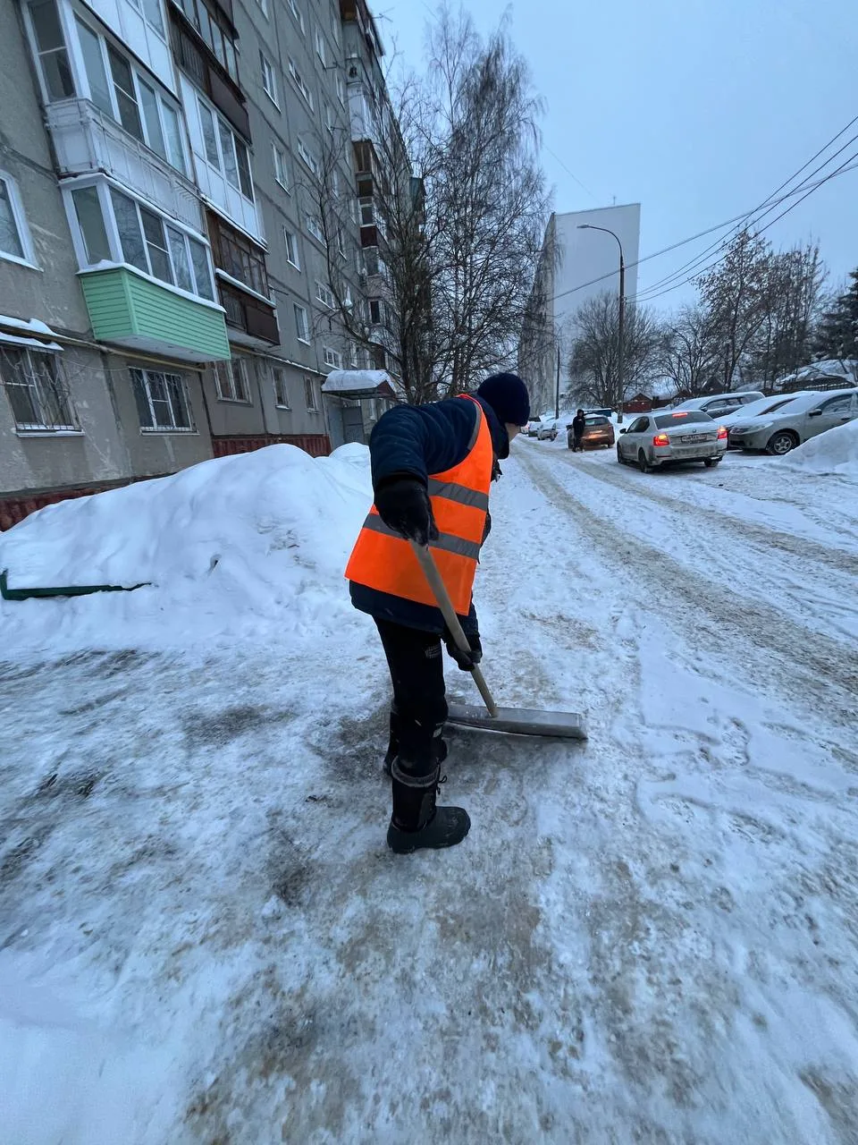 Дворники и специализированная техника Домоуправляющей компании Советского района продолжают уборку с