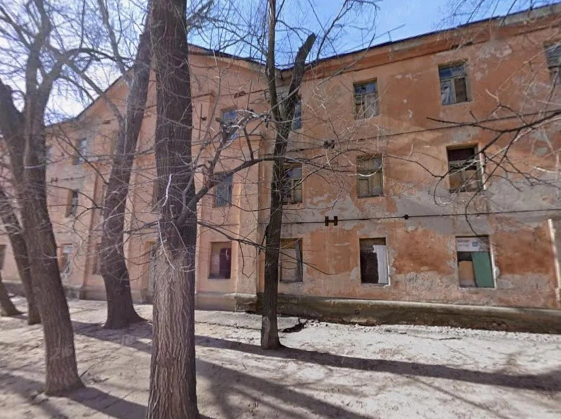 Аварийное общежитие на улице Вучетича, 9 выставили на продажу. За трёхэтажное разрушающееся здание п
