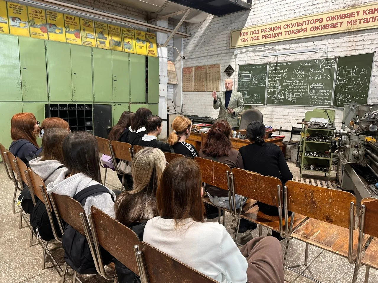 10 декабря обучающиеся 9 «г» и 9 «д» классов прошли профессиональные пробы по специальности «Техноло