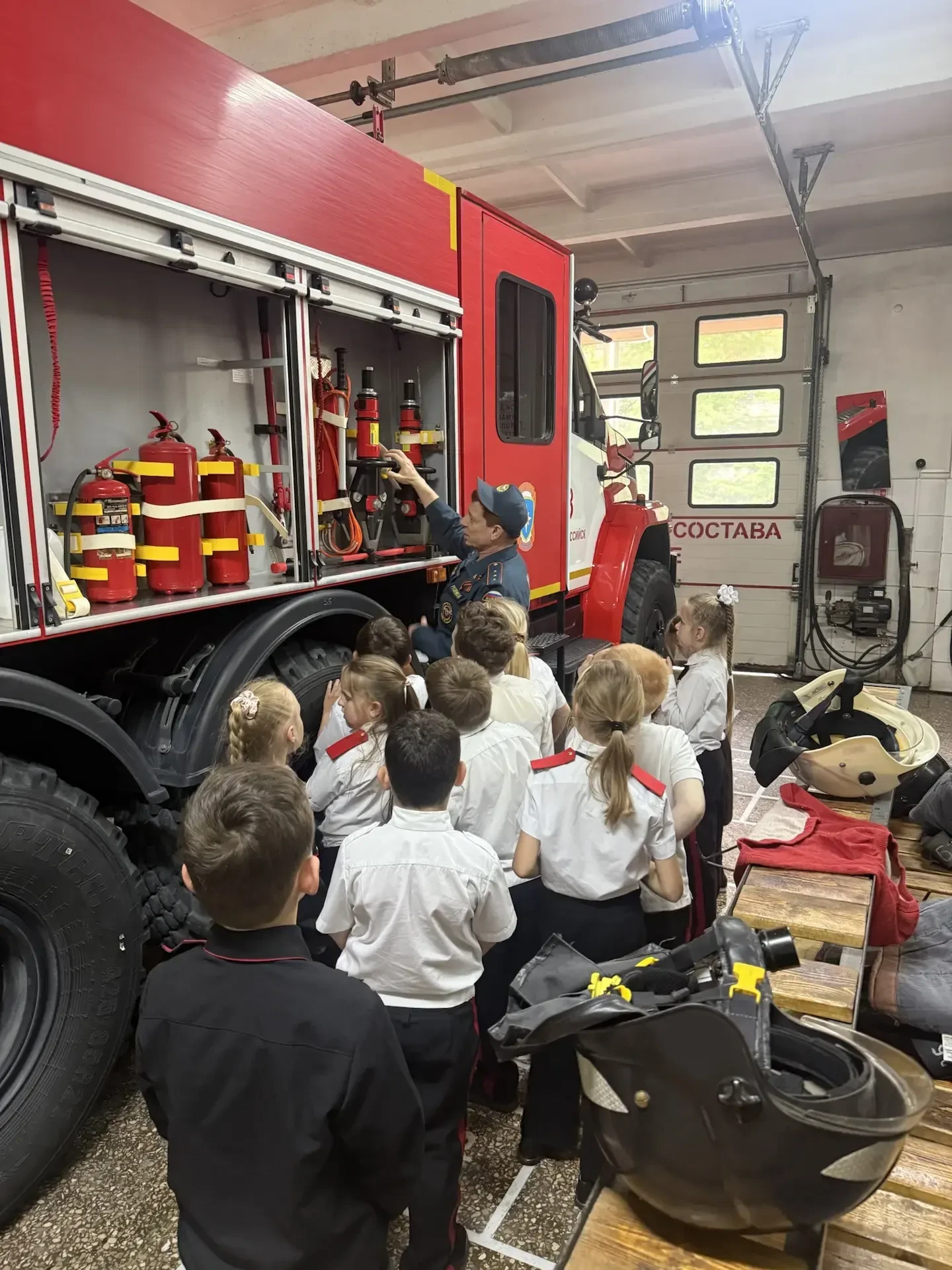 КЕМ БЫТЬ?  🧑‍🚒Ученики 1 «А» класса побывали на увлекательной экскурсии в пожарно‑спасательной части.