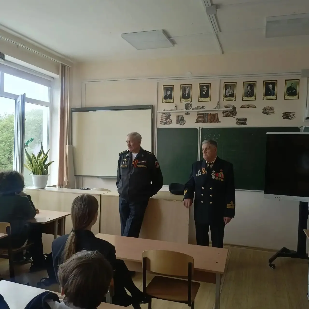 Сегодня в 8 "И" классе прошел Урок мужества, посвященный Дню памяти великого русского полководца Але