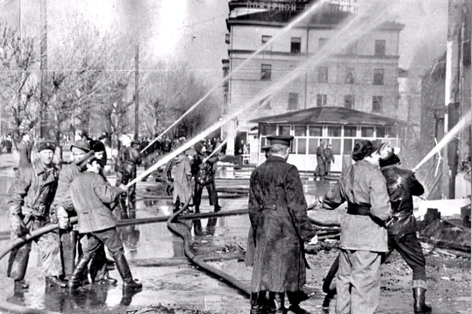 В сети опубликовали кадры тушения пожара в старом кемеровском цирке в 1971 году. Снимки...