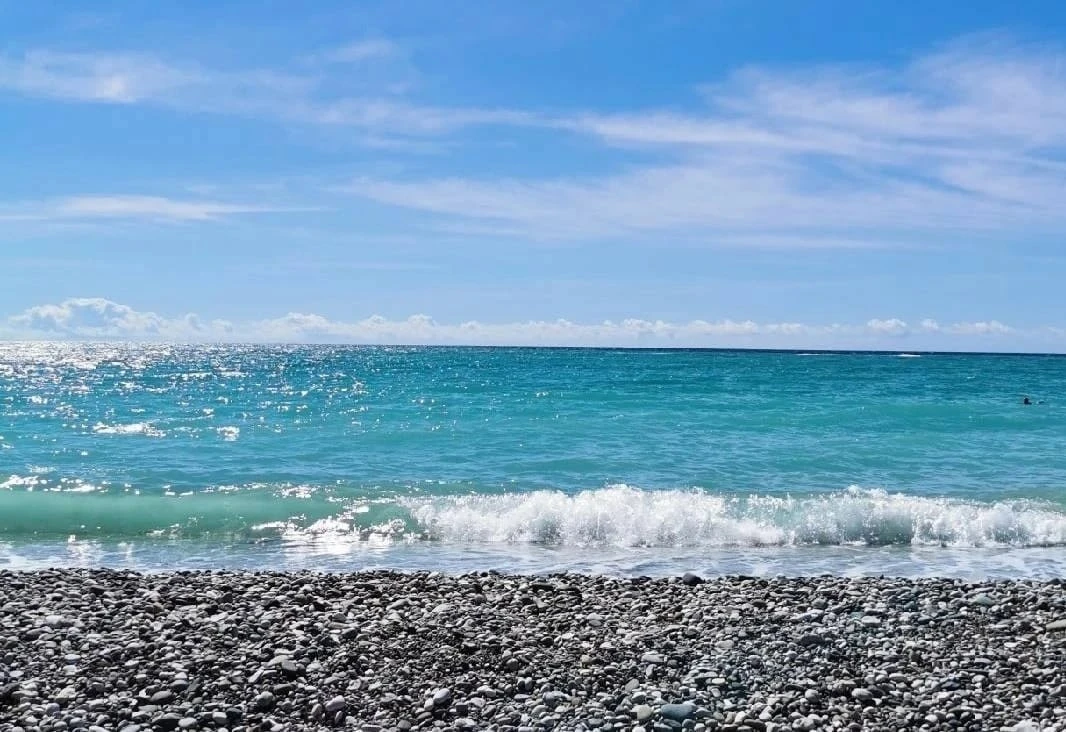 ✈️ Пермь → Абхазия
🌴 Гостевой дом «Лазурь»
Находится в селе Амзара Гагрского района Абхазии, в спок