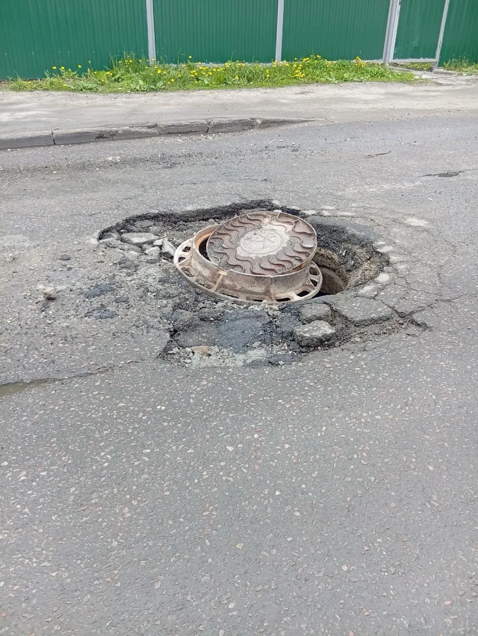 Вот такой подарок автомобилистам на ул. Связи (напротив магнита) Будьте внимательны!